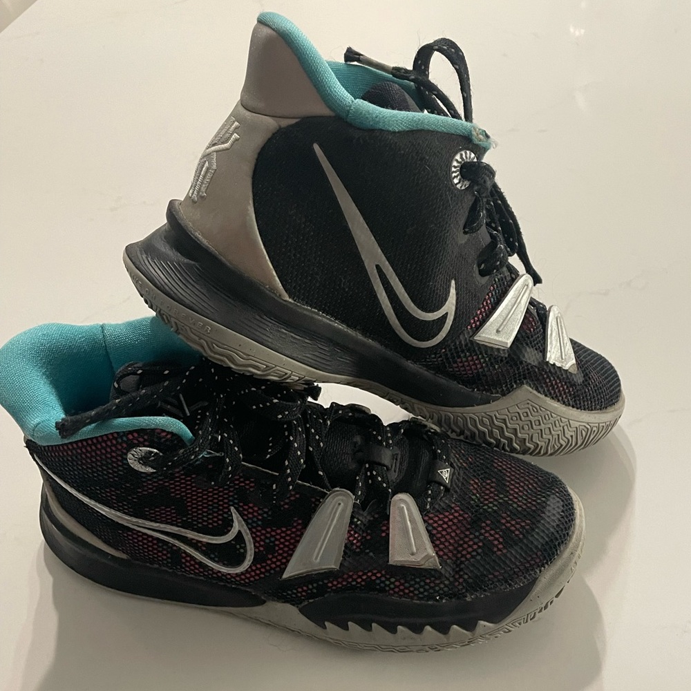 Nike Kyrie Sz 6.5 VII Black Silver Purple Irving Boy Shoes CT4080-008 Pixel Camo